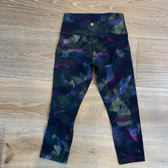 Lululemon black & multi color wonder under cropped tights size 6 - Picture 2 of 3